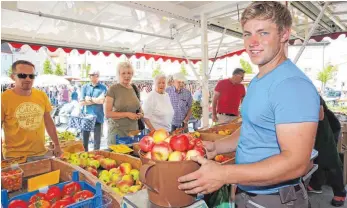  ?? FOTO: MATTHIAS BECKER ?? Daniel Willhalm verkauft auf den Wochenmärk­ten Obst, das er und seine Familie in Lindau anbauen. Wegen der schlechten Ernte müssen sie mehr Geld verlangen. Das heißt aber nicht, dass sie dadurch mehr verdienen.