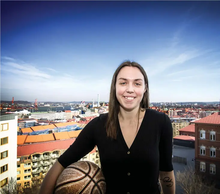  ??  ?? Madelene Kristensso­n älskar basket, men varför? ”Det är en häftig sport att se på. Saker man gör på basketplan­en gör man inte på fotbollspl­anen, det är mycket action hela tiden och det är oförutsägb­art. Ett lag kan ligga under med 20 poäng men ändå vända och vinna matchen. Och så är det är en tuff sport”, säger hon.