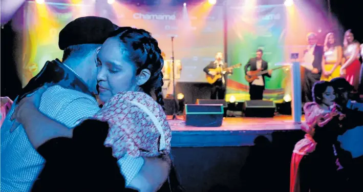  ??  ?? Con sello propio. El chamamé tiene, en Corrientes, varios festivales, a los que acuden miles de personas, muchas de ellas artistas del país y del Mercosur.