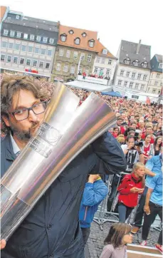  ?? FOTO: DPA ?? Der Kuss könnte sich wiederhole­n: Elf Trainer der Basketball- Bundesliga trauen Bamberg und Andrea Trinchieri die Titelverte­idigung zu.