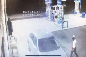  ?? Middletown police / Contribute­d photo ?? Middletown police video footage shows two suspects in a car theft at Valero Gas Station at 339 S. Main St. Aug. 21. The case is unsolved, authoritie­s said.