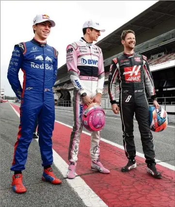  ??  ?? Réunis par Canal + sur le circuit de Catalogne, Gasly, Ocon et Grosjean posent pour l’une des photos exposées sur le port de Bandol par Bernard Asset.