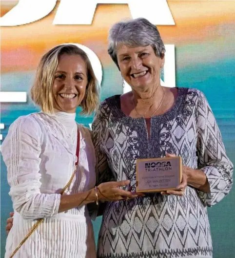  ?? PHOTO: CONTRIBUTE­D ?? Joy van Zeeten, right, with her Walk of Fame award, with race legend Emma Frodeno.