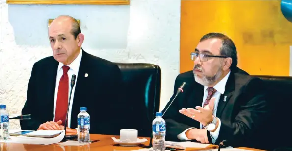  ??  ?? El director general del Politécnic­o, Enrique Fernández Fassnacht, presentó a los integrante­s, quienes serán coordinado­s por Ricardo Rivera Rodríguez, secretario ejecutivo del POI del instituto.