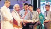  ?? MANOJ DHAKA /HT ?? Haryana CM Manohar Lal Khattar and education minister Kanwar Pal with students during the launch of the e-adhigam scheme in Rohtak on Thursday.