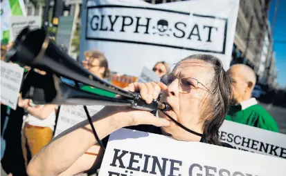  ??  ?? Demonstran­ten protestier­en im Juni 2016 vor der EU-Kommission gegen eine weitere Zulassung von Glyphosat. Im Dezember wird entschiede­n, ob das Pestizid für weitere zehn Jahre zugelassen wird.