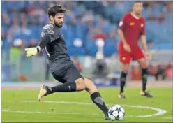  ??  ?? CRACK. Alisson fue decisivo en la visita del Atleti al Olímpico.