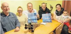  ?? FOTO: WILFRIED GEISELHART ?? Auf eine glückselig­e Fischbache­r Fasnet (von links): Manfred Gress, Adriana Bercher, Hans-Peter Garbe, Bernd Wolfersede­r und Monika Fassott mit Töchterche­n Anna.