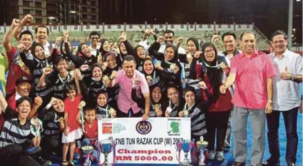  ??  ?? The victorious Selangor team celebrate their Women’s TNB-Razak Cup triumph at the Kuala Lumpur Hockey Stadium yesterday.