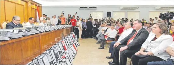  ??  ?? Los senadores Lilian Samaniego y Zacarías Irún (d) en la presentaci­ón del firmatón ante el TSJE, el 13 de enero de 2017.
