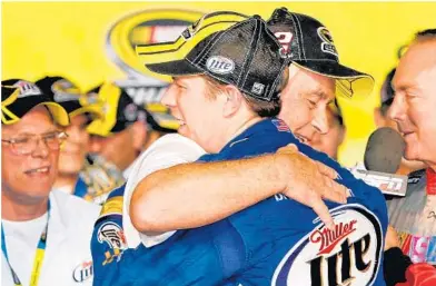  ?? TOM PENNINGTON/GETTY IMAGES ?? Driver Brad Keselowski hugs team owner Roger Penske on Victory Lane after winning the Sprint Cup title on Sunday.