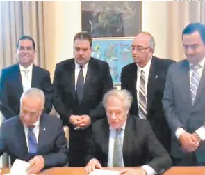 ?? FOTO: EL HERALDO ?? El presidente del Congreso Nacional, Mauricio Oliva, y el secretario de la OEA, Luis Almagro, en la firma del convenio en Washington, Estados Unidos.