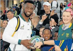  ?? Picture: GALLO IMAGES ?? PROUD HISTORY: Siya Kolisi, the Springbok captain, with fans at the national rugby team training session and fan engagement at St Stithians School last week