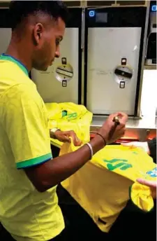  ?? ?? Rodrygo (21), firmando unas camisetas de Brasil.