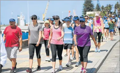  ?? Picture: MARK ANDREWS ?? THE BIG WALK: Participan­ts make their way along the Esplanade during Saturday's Diabetes South Africa walk