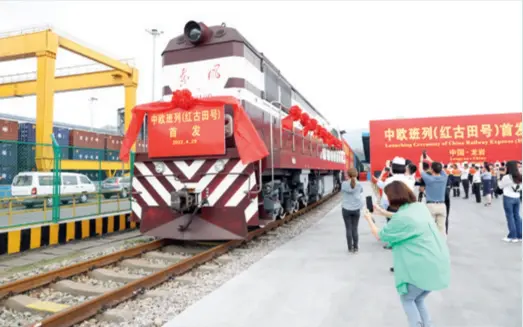  ?? ?? The first China-Europe freight train departs from Longyan on April 29 (Fu Changsheng)