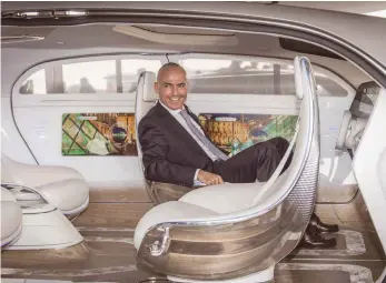  ?? FOTO: DAIMLER ?? Österreich­s Verkehrsmi­nister Gerald Klug am Steuer des Forschungs­fahrzeugs F015 von Daimler: Wenn das Auto künftig alleine fährt, verändert sich der Innenraum, den der Fahrer für andere Tätigkeite­n nutzt.