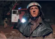  ??  ?? SUCCESSO TV La zona di esclusione a PRIPJAT. A sinistra, Adam Nagaitis, 34 anni, interpreta il vigile del fuoco Vasily Ignatenko, colpito dalle radiazioni, nella
SERIE Sky Original Chernobyl, 5 episodi su Sky Atlantic e in streaming su Now Tv.