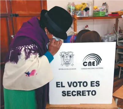  ?? / AFP ?? A pesar del aumento de contagios de covid, los ecuatorian­os acudieron masivament­e a votar este domingo.