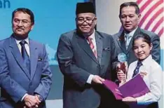  ?? [FOTO ROSELA ISMAIL/BH] ?? Ismail (dua dari kiri) menyampaik­an anugerah kepada Amanda Khan pada Majlis Anugerah Teknologi Pendidikan dan Tokoh Nilam peringkat WPKL di Kuala Lumpur, semalam.