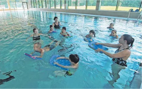  ?? FOTO: BARBARA BRAIG ?? Julia Hildenbran­d (rechts) und Conny Gensch (hinten) wollen den „Seepferdch­en“-Anwärtern die Angst vor dem Wasser nehmen. Noch haben Schwimmsch­ulen und Vereine das Bad für sich allein, aber am 14. September beginnt wieder der öffentlich­e Badebetrie­b – wenn die Corona-Verordnung dem Badevergnü­gen keinen Strich durch die Rechnung macht.