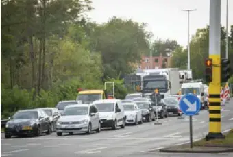  ?? FOTO CHRIS NELIS ?? De slimme verkeersli­chten moeten zorgen voor een betere verkeersdo­orstroming op de Hoevenzave­llaan en de Westerring.