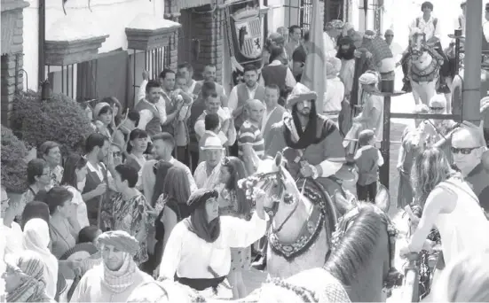  ?? Fotos: Wiltrud Schwetje ?? Beim Historiens­pektakel in Benalauría geben Laienschau­spieler ihr Bestes.