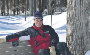  ??  ?? Depuis sa jeunesse, le professeur Benoît Côté est un amoureux de la forêt. Il étudie principale­ment la nutrition de cette dernière, une spécialité qui exige d’excellente­s connaissan­ces des sols et de la physiologi­e des arbres. On le voit ici à l’Arboretum Morgan.