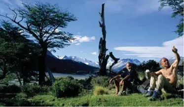  ??  ?? Doug Tompkins with Chouinard on one of the numerous trips outdoors they did together spanning nearly six decades. Doug Tompkins con Chouinard en uno de los numerosos viajes al aire libre que hicieron juntos durante casi seis décadas. RICK RIDGEWAY/...