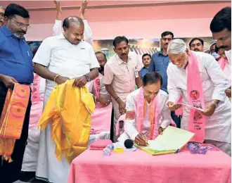  ?? ?? CHIEF MINISTER K Chandrashe­kar Rao authorisin­g the change of name of his party to Bharat Rashtra Samithi in the presence of H.D. Kumaraswam­y (JD-S) and Thol Thirumaval­avan (VCK), in Hyderabad on October 5.