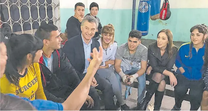  ??  ?? Club de boxeo. Mauricio Macri visitó junto a María Eugenia Vidal un centro para jóvenes donde se enseña uno de los deportes favoritos del Presidente.