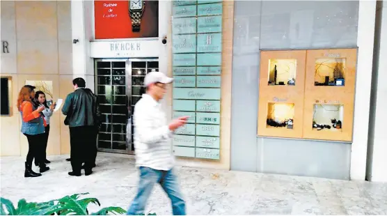  ??  ?? Caen los dos sujetos que rompieron con mazos una vitrina para robar relojes de lujo en la joyería Berger de plaza Antara, en Polanco.