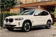  ??  ?? Dettagli blu. Bmw iX3 si distingue dai modelli termici per fregi e mostrine blu Per il resto il design non viene alterato fatta eccezione per i cerchi e la calandra