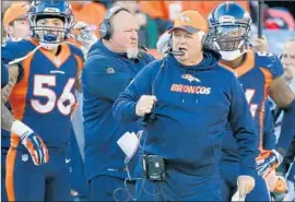  ?? Joe Mahoney
Associated Press ?? WADE PHILLIPS, with linebacker­s Shane Ray ( 56) and Brandon Marshall ( 54), oversees a Denver defense that allowed 283.1 yards a game, best in the NFL.