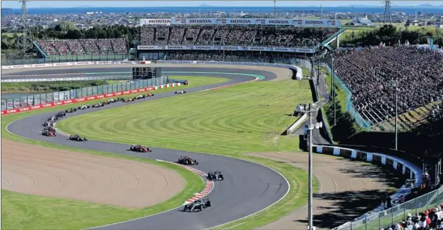  ??  ?? AL FRENTE. Lewis Hamilton salía desde la pole y fue líder con su Mercedes de principio a fin en el exigente circuito de Suzuka, abarrotado por los apasionado­s aficionado­s nipones.