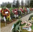  ?? Foto: Würmseher ?? Kränze auf dem Friedhof in Rain zeugen von der Trauerfeie­r.