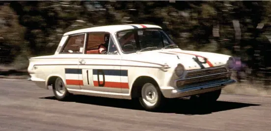  ??  ?? BELOW The Geoghegan brothers’ GT500 at speed, at Bathurst in 1965.