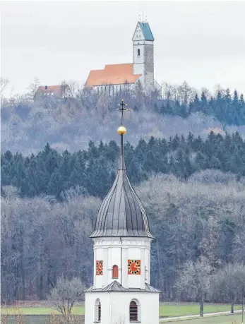  ?? FOTO: THOMAS WARNACK ?? Ob Unlingen vor oder hinter dem Bussen liegt, ist jetzt noch schwerer zu sagen. Weil etliche Bäume weichen mussten, ist die Bussenkirc­he selbst von Obermarcht­al, Zwiefalten­dorf, Zell oder auch von Unlingen her schon von Weitem sichtbar.