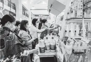  ?? LAM YIK FEI/THE NEW YORK TIMES ?? Evidence that deep cleaning lessens the threat of the virus indoors is scarce. Above, people buy cleaner in Hong Kong.