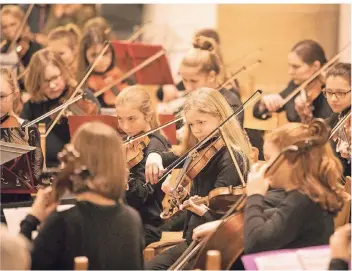  ?? ARCHIV: THOMAS LAMMERTZ ?? Die Krefelder Musikschul­e bietet ein vielfältig­es Angebot zum Umgang mit Instrument. Hinzu kommen zahlreiche Auftritte, wie hier beim Neujahrsko­nzert 2019 in der Friedenski­rche.