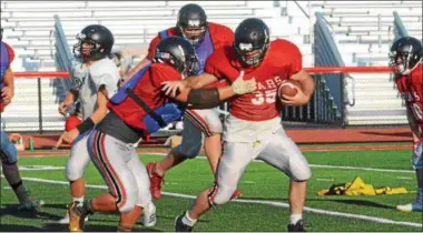  ?? JOHN BREWER - ONEIDA DAILY DISPATCH ?? Chittenang­o players practice plays on Thursday, Aug. 22.