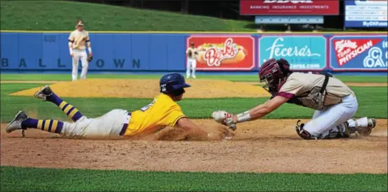  ?? AUSTIN HERTZOG - DIGITAL FIRST MEDIA ?? Gov. Mifflin catcher Earl Kochel tags out the Ephrata baserunner at the plate during the District 3-AAAA baseball final on June 2.