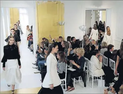  ?? FRANCOIS GUILLOT / AFP ?? Las modelos desfilaron con la colección en blanco y negro de Dior entre los asistentes