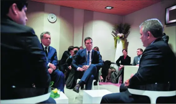  ??  ?? Pedro Sánchez habla con los presidente­s de Ecuador, Lenín Moreno (a su lado); Colombia, Iván Duque (a la derecha, en primer término), y Costa Rica, Carlos Alvarado, ayer en el Foro de Davos.