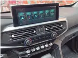  ?? ?? Pantalla táctil de 10 pulgadas con Android Auto® y Apple CarPlay®.