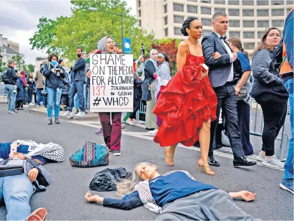  ?? ?? Pro-palestine demonstrat­ions overshadow­ed this year’s White House Correspond­ents’ Associatio­n event (below) on Saturday