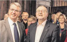  ?? FOTO: CHRISTIAN FLEMMING ?? Amtsinhabe­r Gerhard Ecker bleibt OB in Lindau. Oliver Eschbaumer verfehlt die Stichwahl.