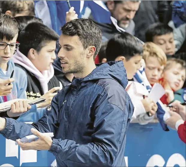  ?? DEPORTIVO ?? Ander Guevara firma autógrafos en Ibaia en el entrenamie­nto abierto del Alavés de ayer.FOTO: