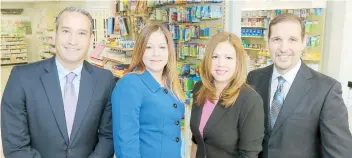  ??  ?? Ildefonso Rodríguez, vicepresid­ente y director de la Unidad de Pequeños Negocios de FirstBank; Madeline Rodríguez, gerente de la Sucursal Guayama de FirstBank; y la Lcda. Yiovanna Almodóvar y el Dr. Juan C. Segarra, propietari­os de Optifarma.