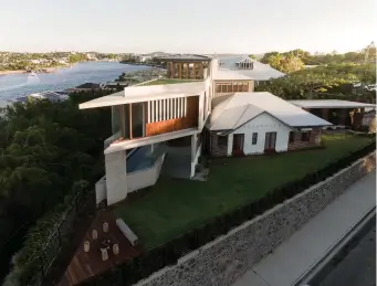  ??  ?? RIGHT: Originally, the site presented as a triangular parcel of land apologetic­ally wedged between grand, sweeping residences in a leafy suburban street in Teneriffe.